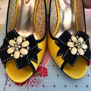 the. MOST.  amazing. yellow. shoes. 😍😍😍